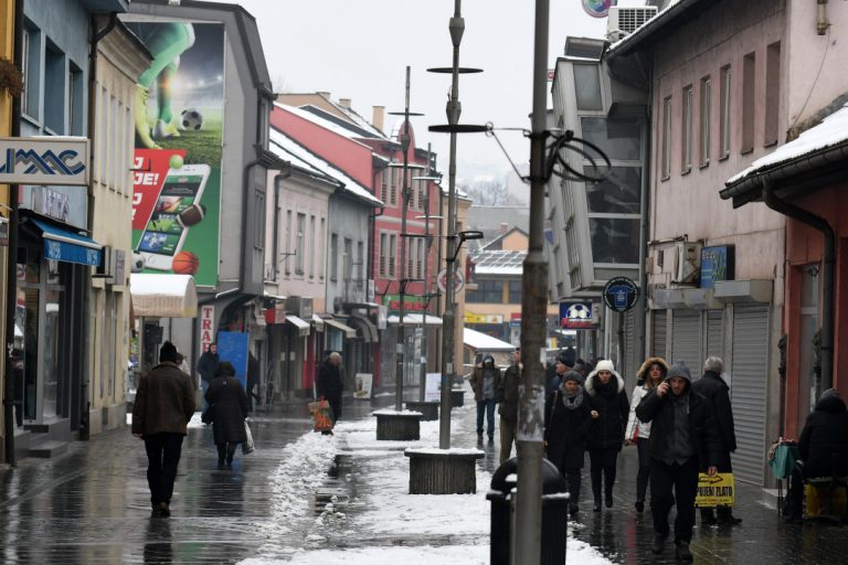 Malobrojni šetači na ulicama Zenice