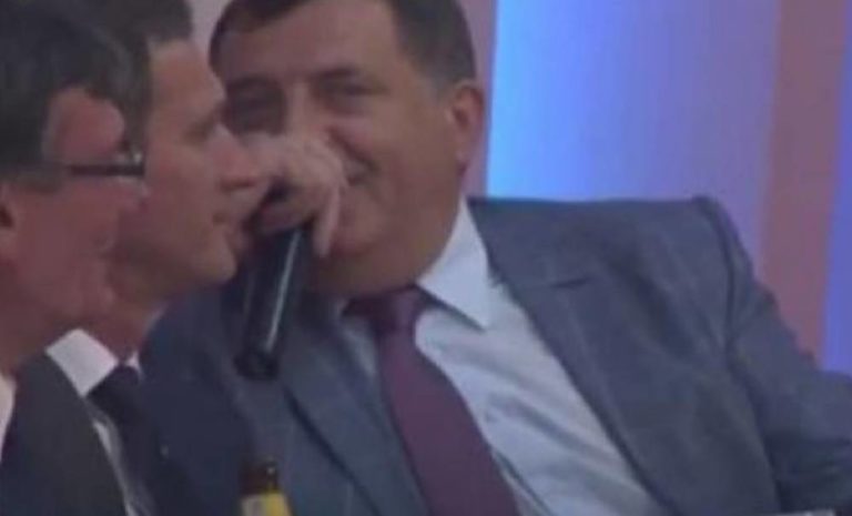 Poslušajte kako je na Palama Dodik otpjevao hit Halida Bešlića: Nećete vjerovati ko ga je pratio!