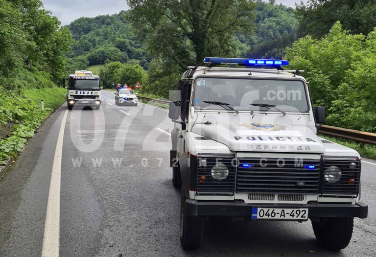 STRAVIČNE SCENE NA M-17 U NEMILI: Od siline udara, vozilo završilo na bankini (FOTO)