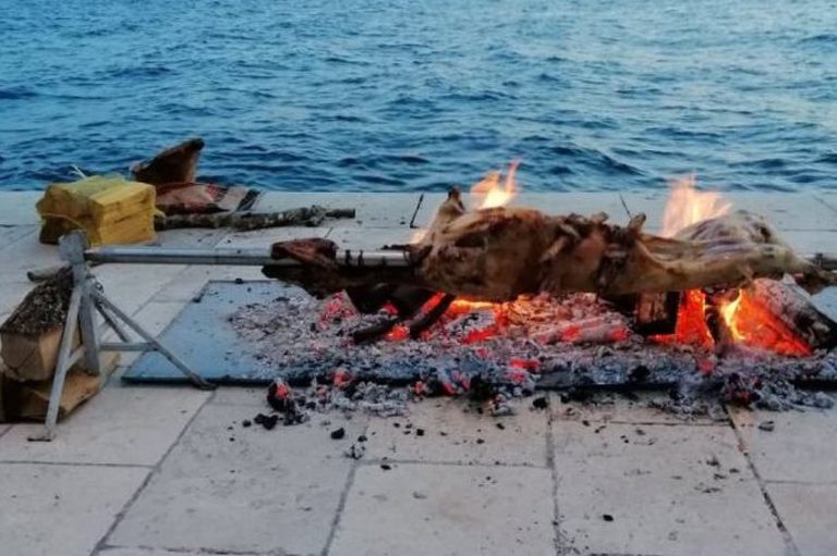 Okrenuli jagnje na zadarskoj rivi i pokvarili kulturnu manifestaciju