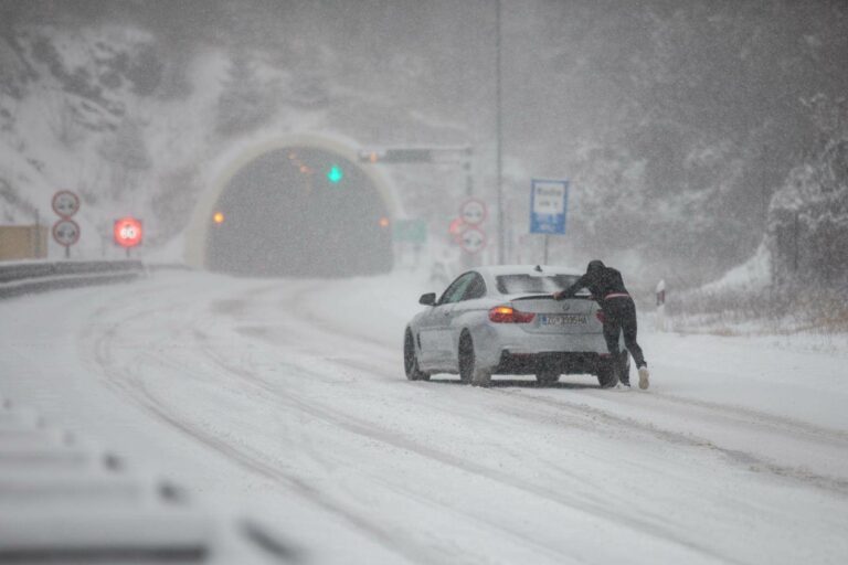 Nitko nije htio pomoći: Gurao BMW dva kilometra dok su se drugi smijali