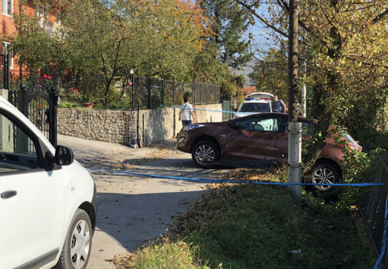 Stravična nesreća u Zenici: Supružnici pokušali zaustaviti auto, pa teško stradali