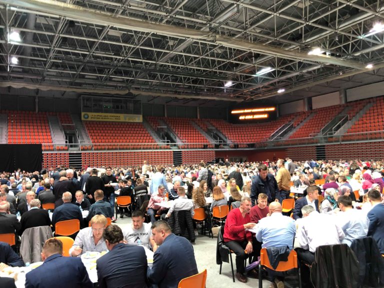 Prisustvovalo više od 1.000 postača: SDA Zenica organizovala iftar i sjećanje na rahmetli Husejina Smajlovića