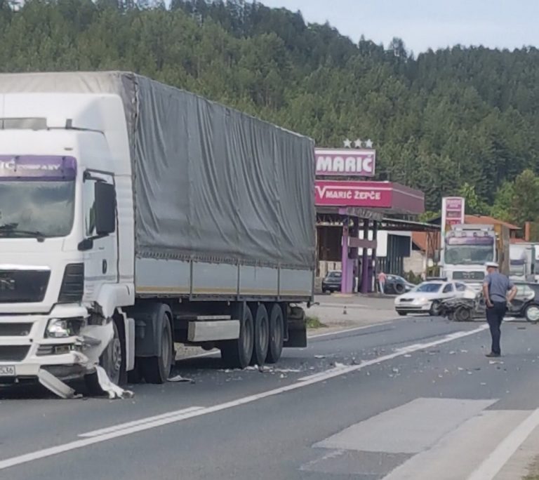 TEŠKA NESREĆA KOD ŽEPČA: Sudar kamiona i automobila