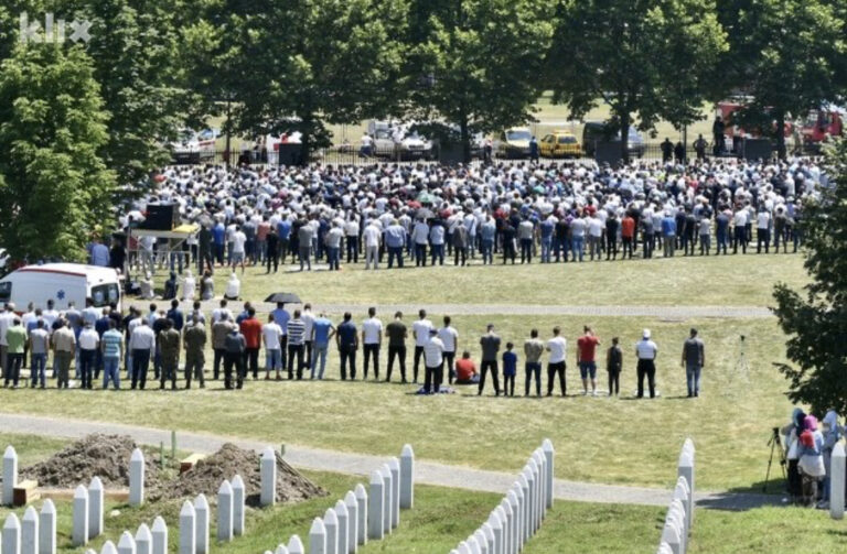 Klanjana dženaza u Potočarima: Žrtve genocida uz jecaje ispraćene na vječni počinak