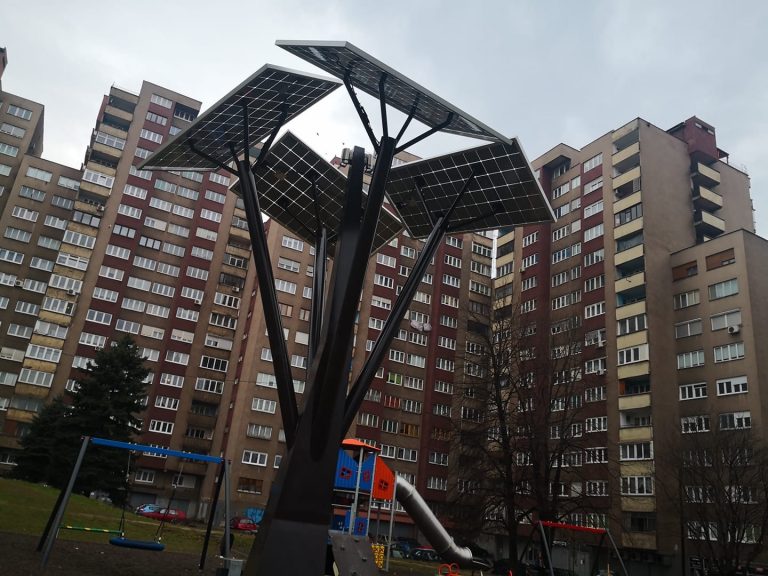 U centru Zenice postavljeno novo “Solarno drvo”