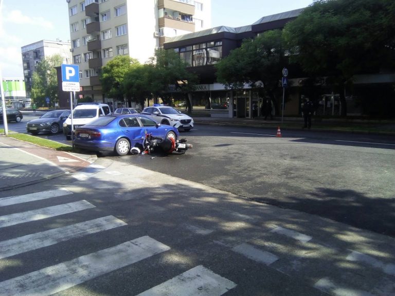 Zenica: Motociklista se zabio u automobil (FOTO)