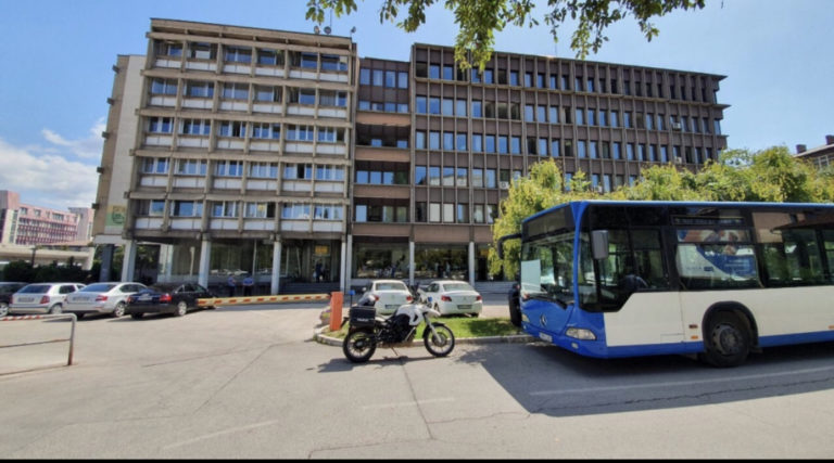 Ogorčeni radnici “Zenicatransa” parkirali autobus ispred Gradske uprave