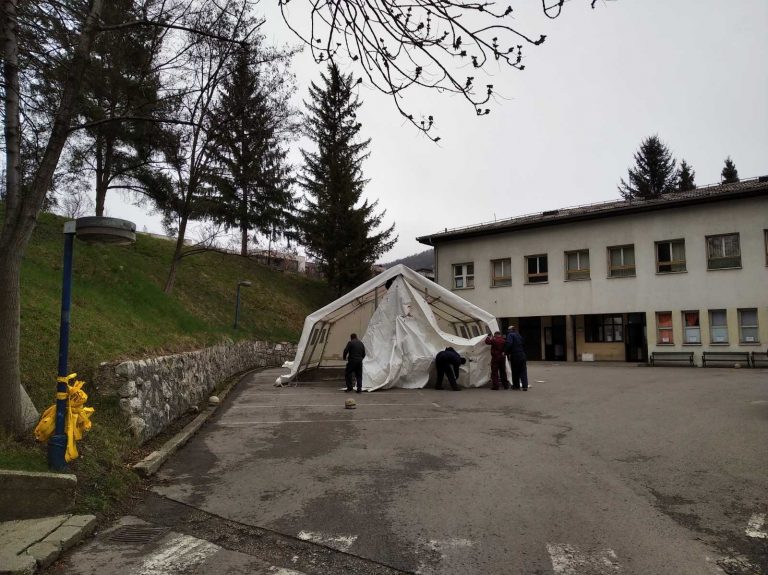 Postavljen trijažni punkt u Službi za infektivne bolesti KBZ-a