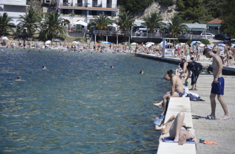 Plaže u Neumu pune gostiju: Evo kakve su cijene i uvjeti ljetovanja (FOTO)