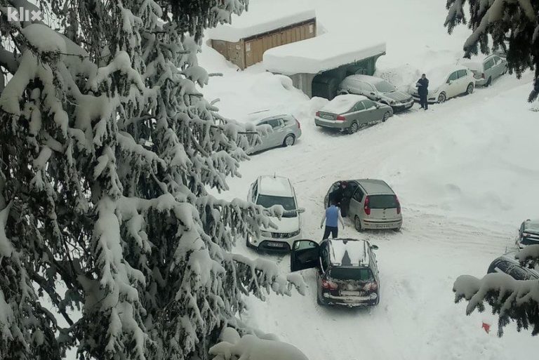 Vozila na Vlašiću zaglavila u snijegu, a policija ih jutros kaznila za nepropisno parkiranje