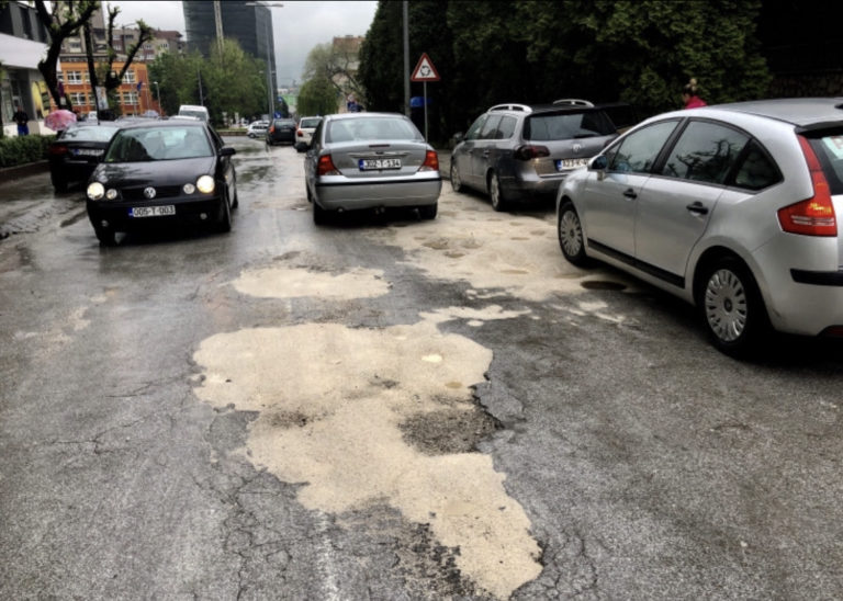 Makadam u centru Zenice, ugroženi pješaci i vozači