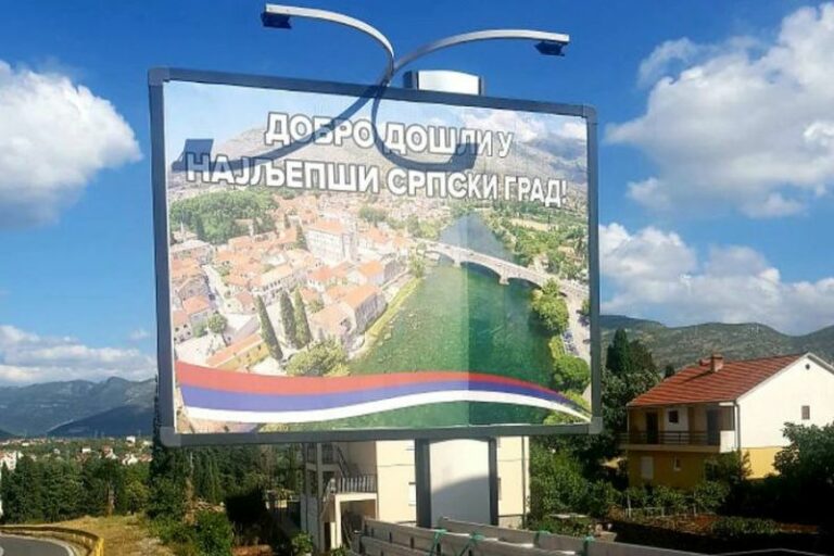 Provokativni plakat na ulazu u Trebinje kao podrška Vučiću i Dodiku