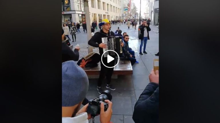 Harmonika u centru Beča uoči utakmice Zmajeva (VIDEO)