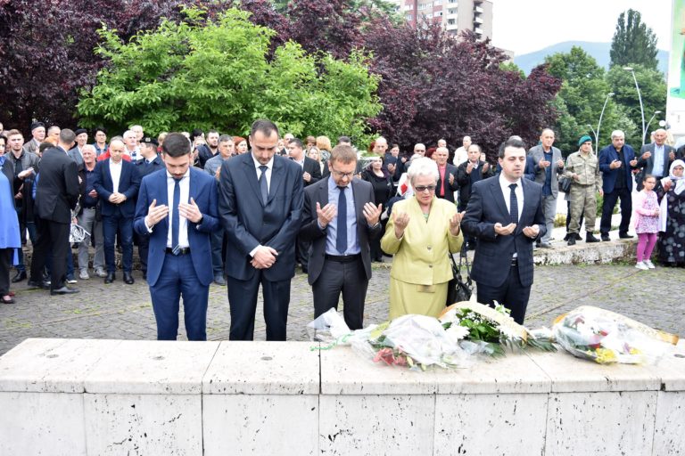 Zenica: Delegacija Vlade ZDK položila cvijeće i odala počast na šehidskom obilježju “Kameni spavač”