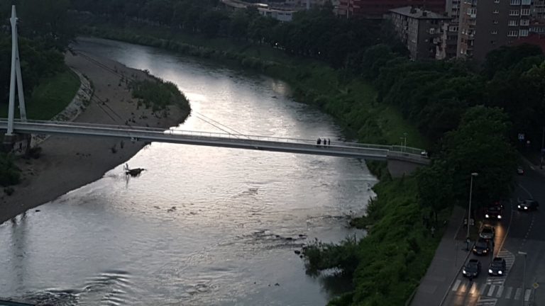 Zeničanin sa mosta skočio u rijeku, traže ga policija i vatrogasci