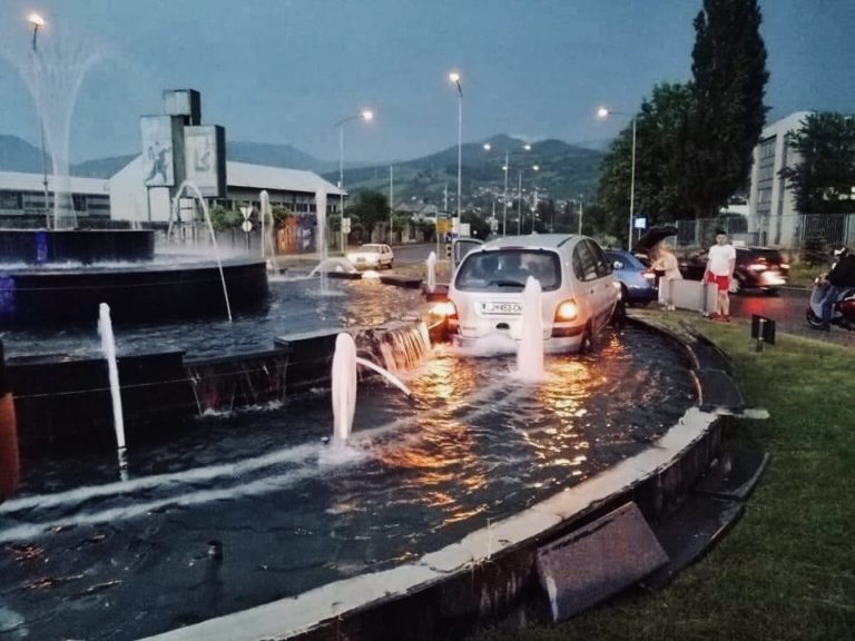 Automobil završio u fontani, povrijeđen vozač