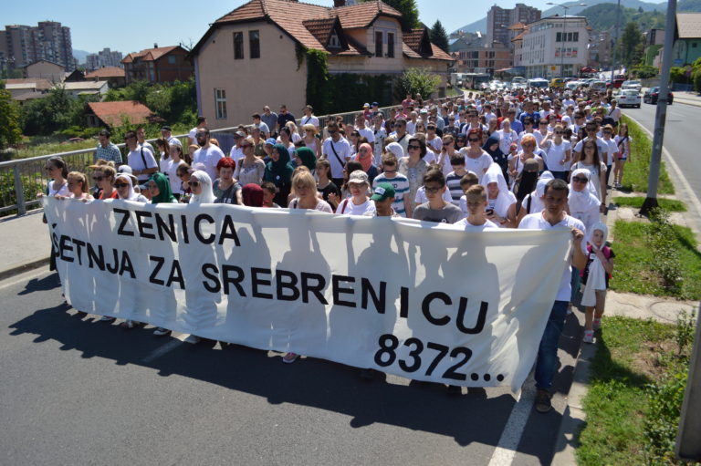 ŠETNJA ULICAMA GRADA Zenica obilježava 22 godinu od genocida nad Bošnjacima u Srebrenici (VIDEO)