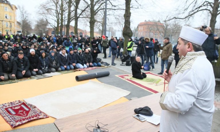 Berlin: Muslimani klanjali džuma-namaz na ulici pored zapaljene džamije