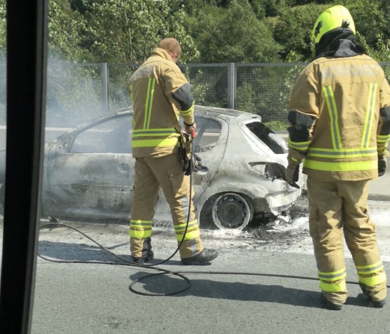 DRAMA NA AUTOPUTU A1 KOD KAKNJA: U vožnji se zapalio automobil (VIDEO)