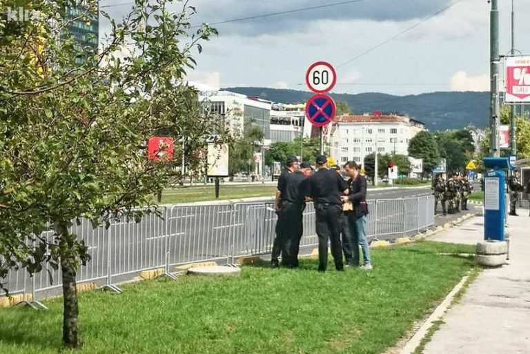 Organizatori povorke ponosa dijelili banane policajcima