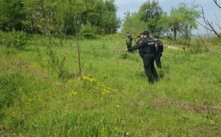 Migrant koji je potegao pištolj na policajku u ćeliji krio 1.700 KM, morali demontirati krevet da izvuku novac