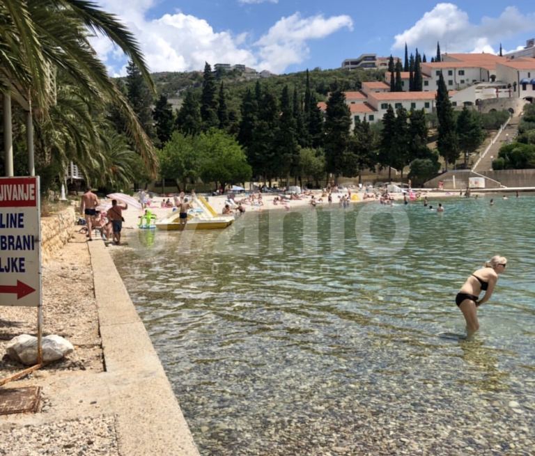 072INFO U NEUMU: Turisti se vraćaju u jedini bh. grad na moru (FOTO)