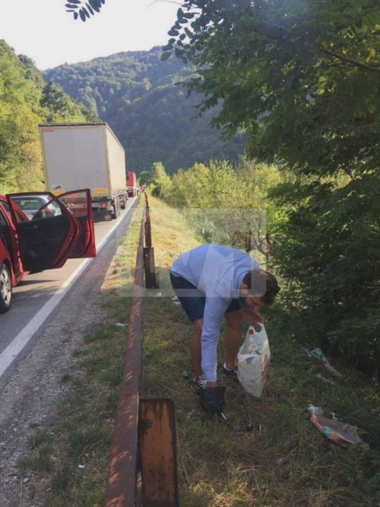 Čekanje na Vranduku iskoristili na drugačiji način: Mladi iz dugačke kolone čistili smeće kraj puta