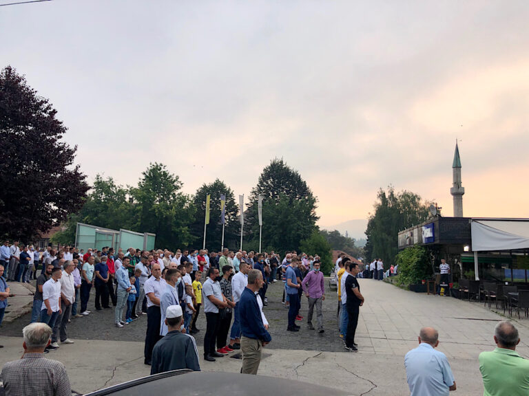 BAJRAM DOĐE, MIRIŠU AVLIJE: Brojni vjernici u Zenici klanjali i na Trgu (FOTO)