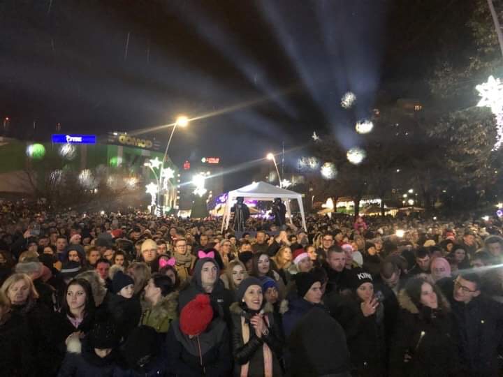 SRETNA NOVA GODINA: Sve najbolje u 2019. želi vam 072INFO Team!