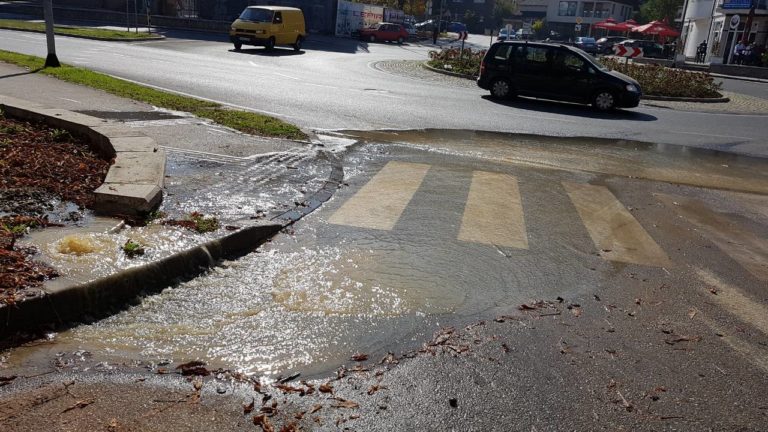 ZENICA Pukla cijev, voda na saobraćajnici, ekipa VIK-a na terenu (FOTO)