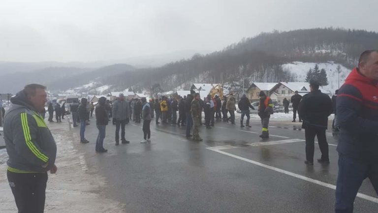 Borci blokirali M17 u Donjoj Golubinji (FOTO)