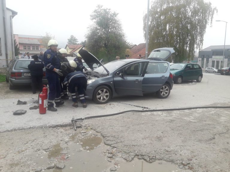 ZENICA Na Mokušnicama se zapalio Pežo (FOTO)