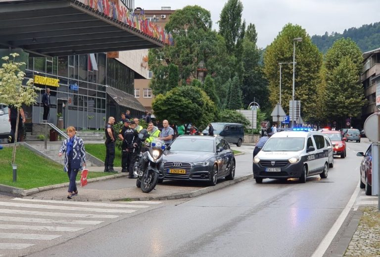 GRAĐANI APLAUDIRALI NA FILMSKOJ AKCIJI POLICIJE: Supružnici Tolić vrijeđali policajca, a zatim uhapšeni