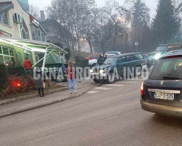 Neobična nesreća u Kaknju: Automobil uletio u ćevabdžinicu