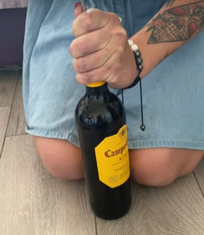 Otkrila je jedinstven način da otvori flašu vina (VIDEO)