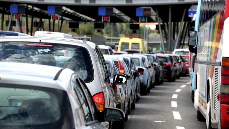 Kolone automobila na prelazima Crne Gore sa BiH i Albanijom