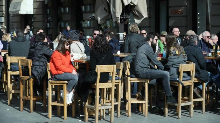 Francuzi zabranili grijane terase, u obzir dolaze samo dekice