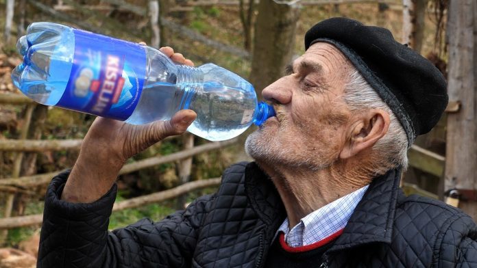 FENOMEN IZ BUSOVAČE: Dnevno pije deset litara vode (VIDEO)