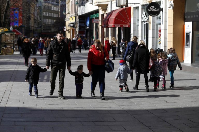 Struka podijeljena da li će kamate rasti ili nastaviti da padaju