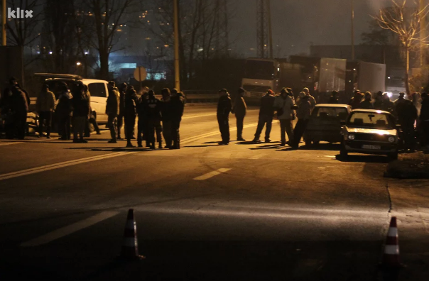 Protesti boraca ušli u noć: Saobraćaj obustavljen, stvorene kilometarske kolone, a vlast ne reaguje