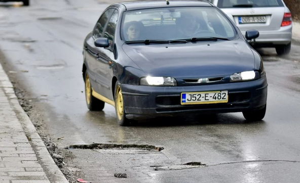 Oštetili ste vozilo, a uzrok su rupe na cesti? Ovako možete naplatiti štetu