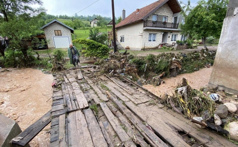 Poplave nanijele veliku štetu u Lukavcu i Gračanici: Voda prodrla u kuće, oštećeni putevi (VIDEO)