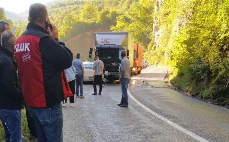 BIH: Jedna osoba poginula u teškom sudaru kamiona i auta