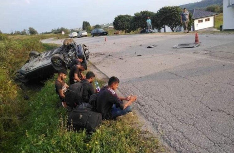 Saobraćajna nesreća u BiH, prevrnuo se automobil sa šest migranata