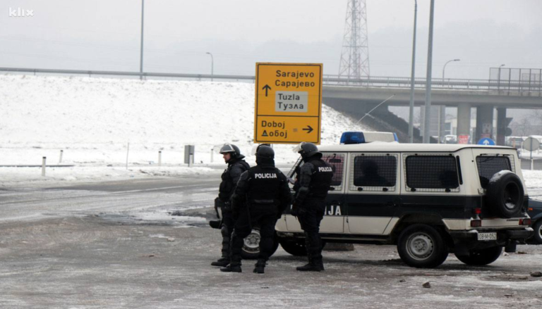 Policija deblokirala petlju Šićki brod, nekoliko boraca prevezeno u UKC Tuzla