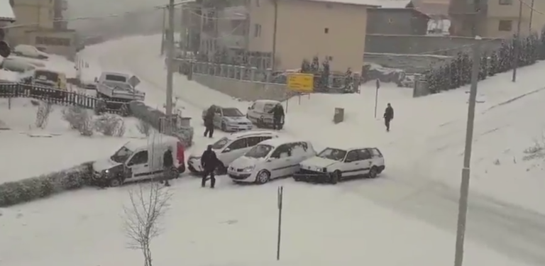 Haos u BiH zbog snijega: Pogledajte nesvakidašnje saobraćajne nesreće (VIDEO)