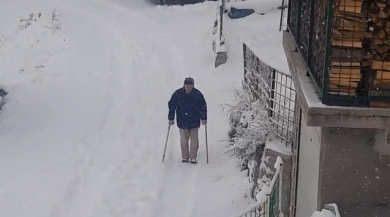 Sedamdesetdvogodišnji hadžija Haso Sofić slijep po snijegu do džamije ide sa dva štapa