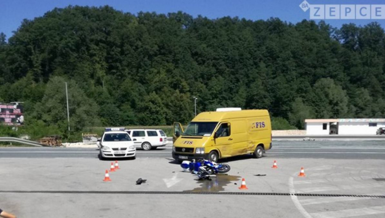 Saobraćajna nesreća kod Žepča: Sudarili se motocikl i kombi, jedna osoba povrijeđena