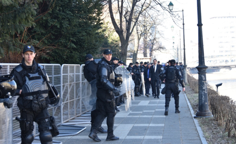 Pred Parlamentom FBiH zakon o demobilisanim borcima, policija čeka njihov dolazak